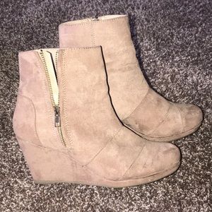 Blush pink fall wedges